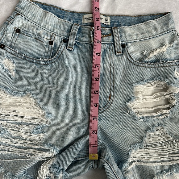 Abercrombie A&F Women’s Mid Rise Curve Love Boyfriend Cut Off Thrashed Shorts 00 - Picture 8 of 9